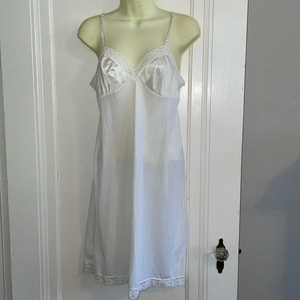 Vtg Vanity Fair white nylon full slip with lace details - Picture 1 of 6